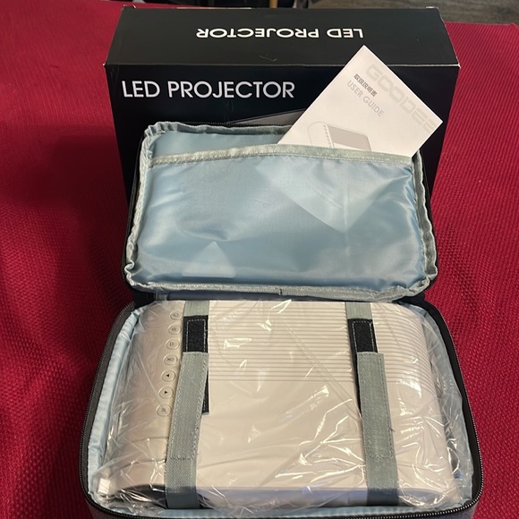 GooDee Mini Home Theater Projector 7500L  w/ case, cords & remote - Picture 11 of 12